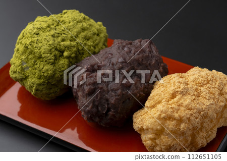 Ohagi, three-colored ohagi, red bean paste, matcha, soybean flour Ohagi, three-colored ohagi, red bean paste, matcha, soybean flour 112651105