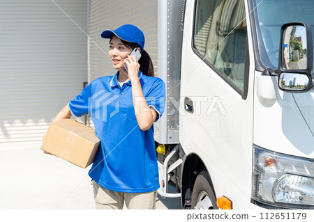 Young female staff delivering 112651179