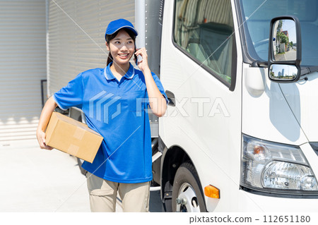 Young female staff delivering 112651180