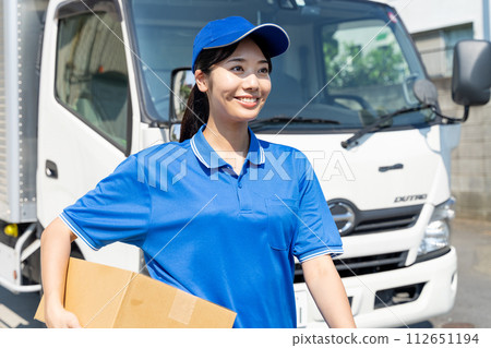 年輕女員工送餐 112651194