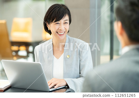 律師事務所女律師 112651265