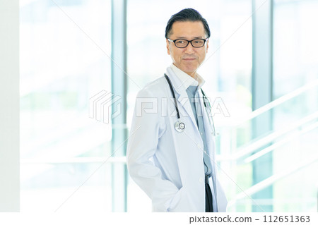 身穿白大褂的中年男性醫生 身穿白大褂的中年男性醫生 112651363