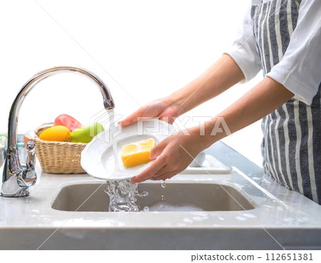 家庭主婦在廚房洗碗 112651381