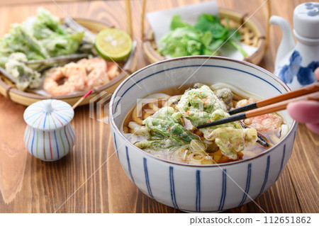 天婦羅烏龍麵使用春季食材：款冬芽和蕨菜 112651862