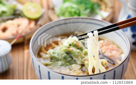 天婦羅烏龍麵使用春季食材:款冬芽和蕨菜 天婦羅烏龍麵使用春季食材:款冬芽和蕨菜 112651869