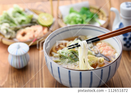 天婦羅烏龍麵使用春季食材：款冬芽和蕨菜 112651872