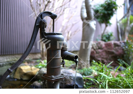 花園裡的水龍頭 112652097