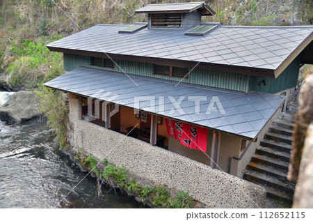 A drop-in bath in a hot spring town near the river 112652115