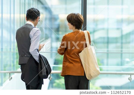 Business person talking in the office 112652170