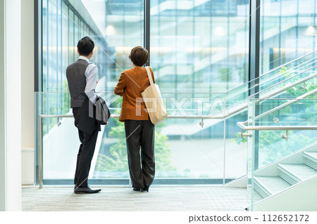 Businesswomen standing and talking in the office lobby 112652172
