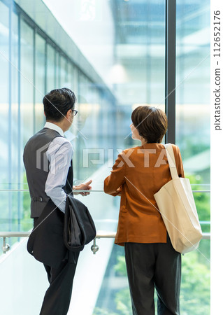男人和女人在辦公室聊天 男人和女人在辦公室聊天 112652176
