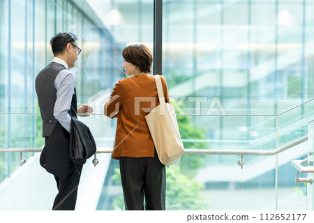 女商人和商人在辦公室交談 女商人和商人在辦公室交談 112652177