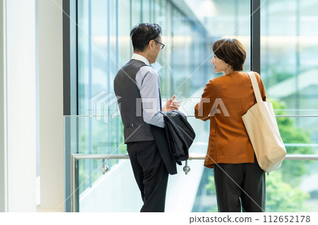 女商人和商人在辦公室交談 女商人和商人在辦公室交談 112652178