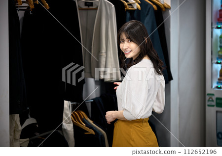 女商人在辦公室衣帽間拿衣服 女商人在辦公室衣帽間拿衣服 112652196