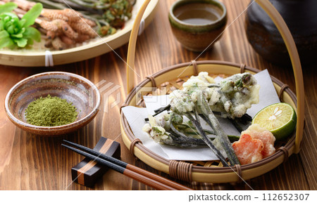 Taste of spring - Natural bracken tempura (warabi) served with matcha salt for a refreshing taste 112652307