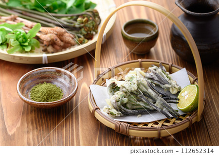 春天的味道 - 天然蕨菜天婦羅(蕨)配抹茶鹽,味道清爽 春天的味道 - 天然蕨菜天婦羅(蕨)配抹茶鹽,味道清爽 112652314