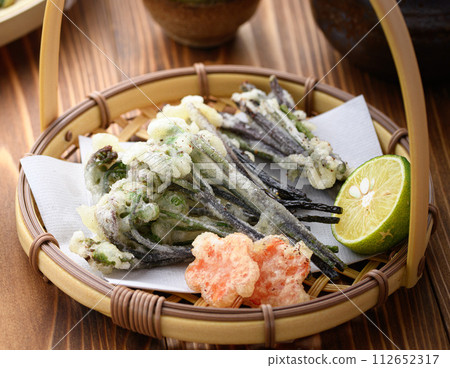春天的味道 - 天然蕨菜天婦羅(蕨)配抹茶鹽,味道清爽 春天的味道 - 天然蕨菜天婦羅(蕨)配抹茶鹽,味道清爽 112652317