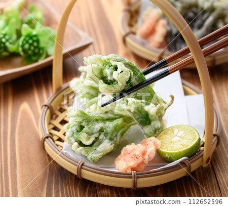 Spring luxury: Fukinoto tempura Spring luxury: Fukinoto tempura 112652596