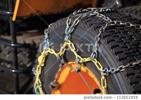 Studless tires and tire chains for large vehicles 112652959