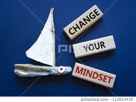 Change your mindset symbol. Concept words Change your mindset on wooden blocks. Beautiful deep blue background with boat. Business and Change your mindset concept. Copy space. 112653439