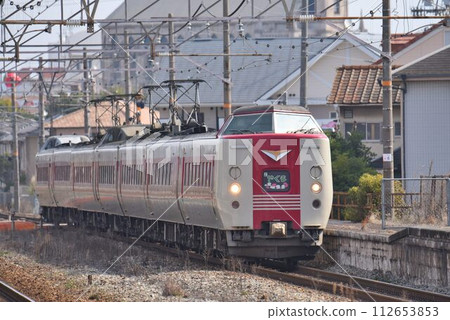 日本國鐵 381 型系列擺式快車運行於令和山陽本線二瀨站 112653853