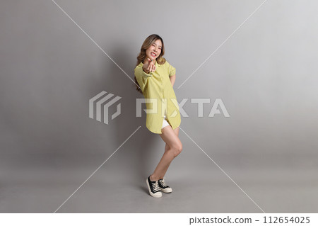 Young Asain Woman 112654025