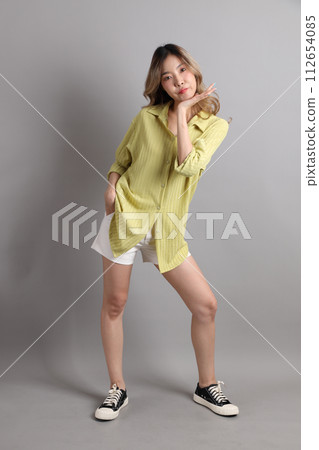 Young Asain Woman 112654085