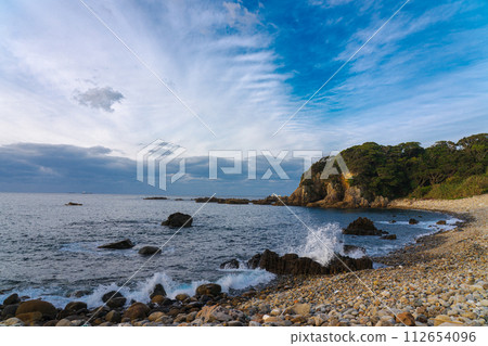 從散步道看到的足折岬、白山洞窟的海岸 112654096