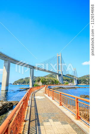 佐賀縣唐津市冬季的呼子大橋和弁天長廊橋 佐賀縣唐津市冬季的呼子大橋和弁天長廊橋 112654668