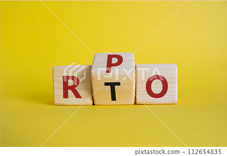 RPO vs RTO symbol. Wooden cubes with words RTO to RPO. Beautiful yellow background. business concept. Copy space 112654835