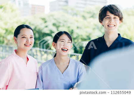 Young doctors and nurses working in hospitals 112655049