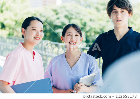 Young doctors and nurses working in hospitals Young doctors and nurses working in hospitals 112655178