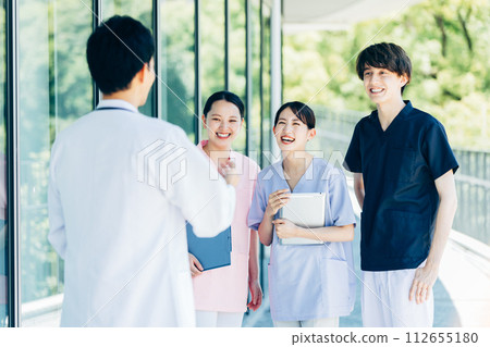 Young doctors and nurses working in hospitals 112655180