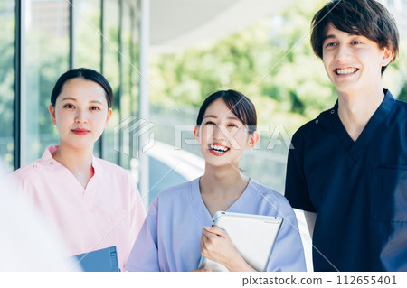 Young doctors and nurses working in hospitals 112655401