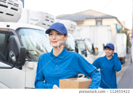 運送貨物的女卡車司機 112655422
