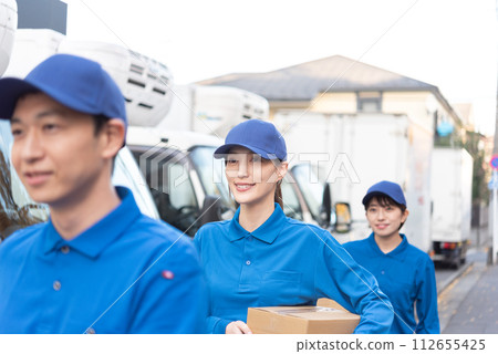 運送貨物的男性和女性卡車司機 運送貨物的男性和女性卡車司機 112655425