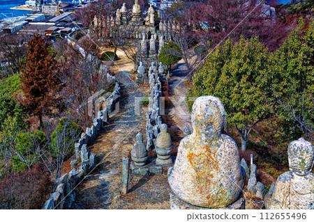 從白瀧山五百羅漢佛像的參道近景 從白瀧山五百羅漢佛像的參道近景 112655496