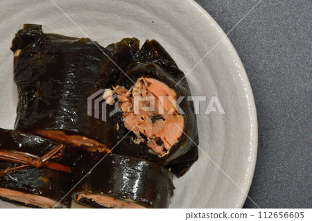 三文魚裹在海帶裡 112656605