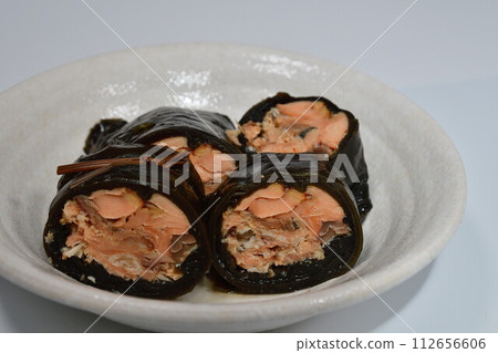 三文魚裹在海帶裡 三文魚裹在海帶裡 112656606