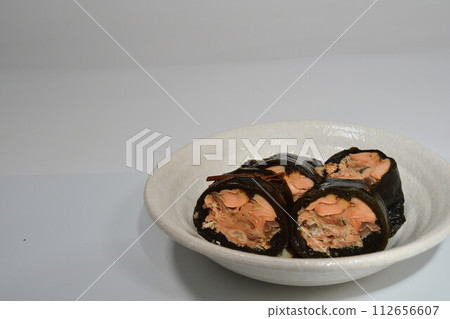 三文魚裹在海帶裡 三文魚裹在海帶裡 112656607