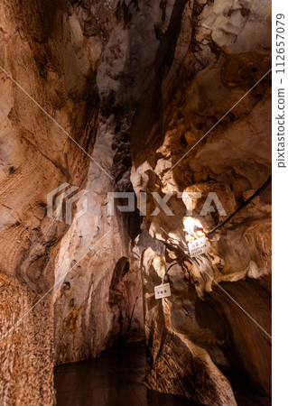 Passage and high ceiling of Hakuundo Cave 112657079