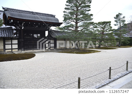 Visit Tenryuji Temple in winter 112657247