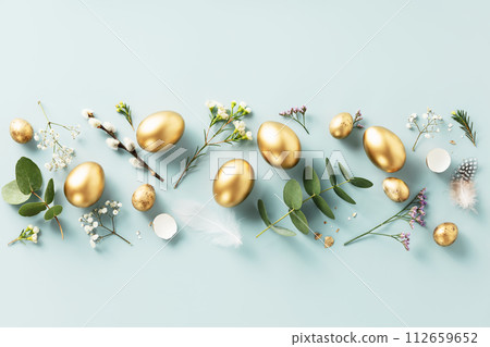 golden quail eggs, feathers and spring flowers 112659652