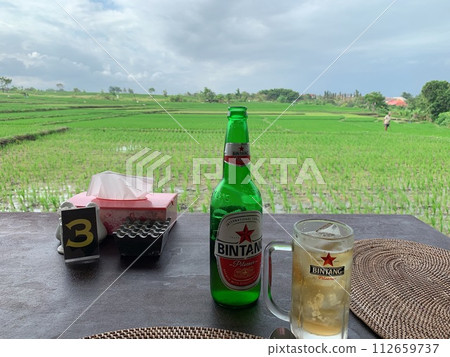 一邊喝啤酒一邊眺望梯田 一邊喝啤酒一邊眺望梯田 112659737