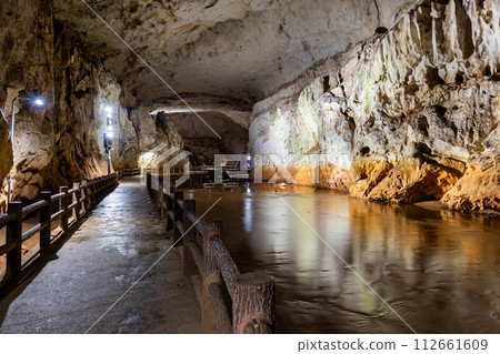 秋芳洞通道和洞內河流 112661609