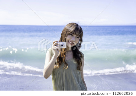 Young woman enjoying photography at the sea Young woman enjoying photography at the sea 112662026