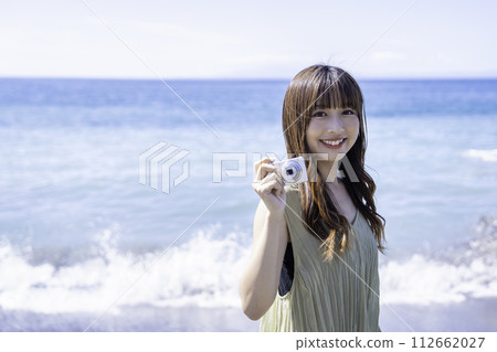 在海邊享受攝影的年輕女子 112662027