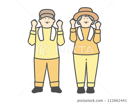 微笑的老夫婦在農場工作,揮舞著拳頭 微笑的老夫婦在農場工作,揮舞著拳頭 112662441