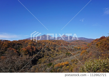 Kiyosato Plateau at its peak of autumn leaves, view from Yatsugatake Kogen Ohashi Bridge 112662721