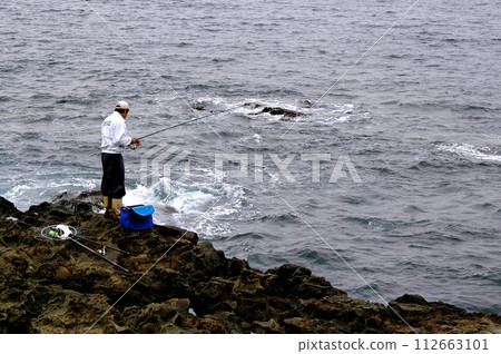 在波濤洶湧的大海上精細釣魚 112663101